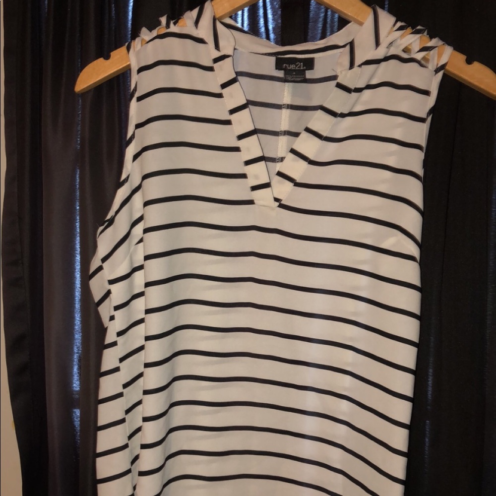 Rue 21 top